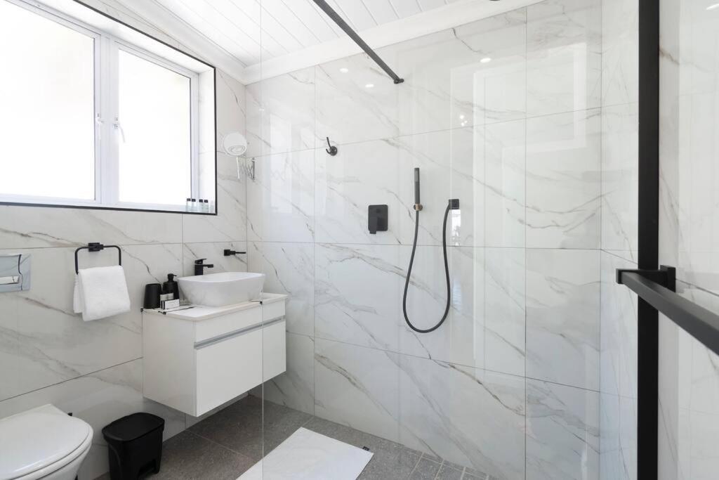 Contemporary Two Bedroom House In Greenpoint Apartment *
