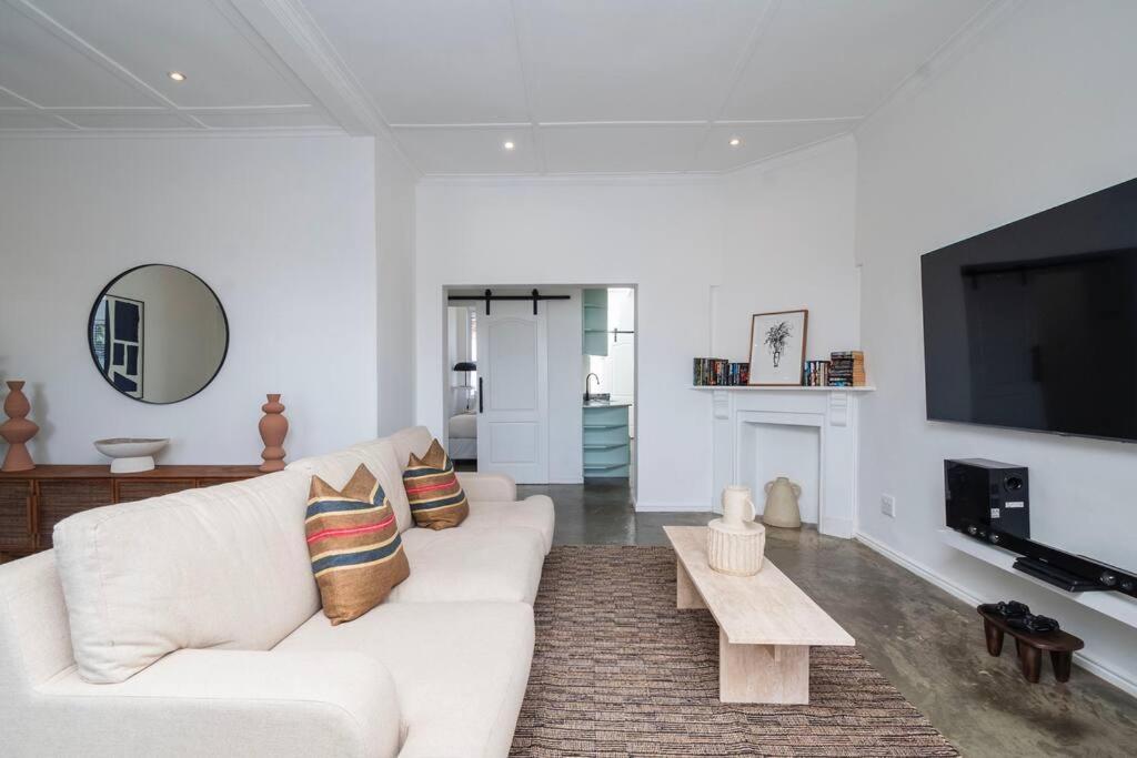 Contemporary Two Bedroom House In Greenpoint Cape Town