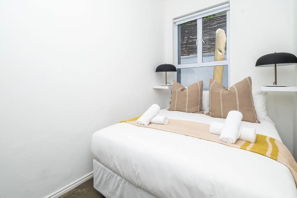 Contemporary Two Bedroom House In Greenpoint Kaapstad