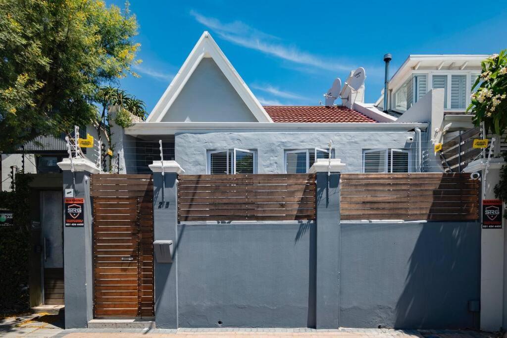Contemporary Two Bedroom House In Greenpoint *